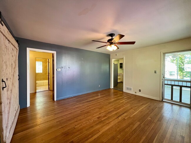 Building Photo - 3 Bedroom, 1 Bath, Nice Backyard!