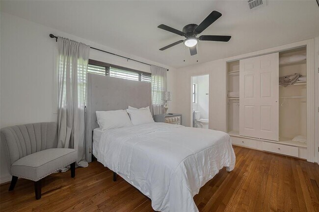 Building Photo - 8057 Ridgeview Dr