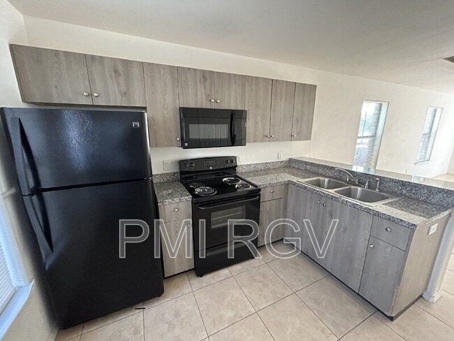 Building Photo - 3007 Linda Vista St