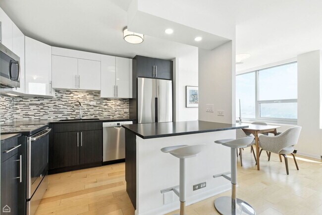 Building Photo - 1700 E 56th St