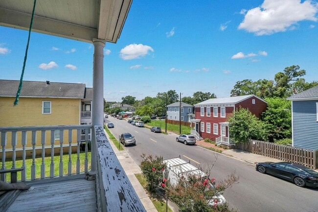 Building Photo - 2 BED | 2 BATH | PRIVATE FRONT AND BACK PORCH | MIDTOWN