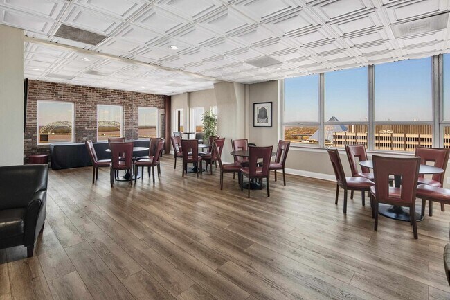 Building Photo - INCLUDES GARAGE PARKING AND INDOOR POOL! 1 BR/1 BA Downtown Memphis Condo in the Historic Claridg...