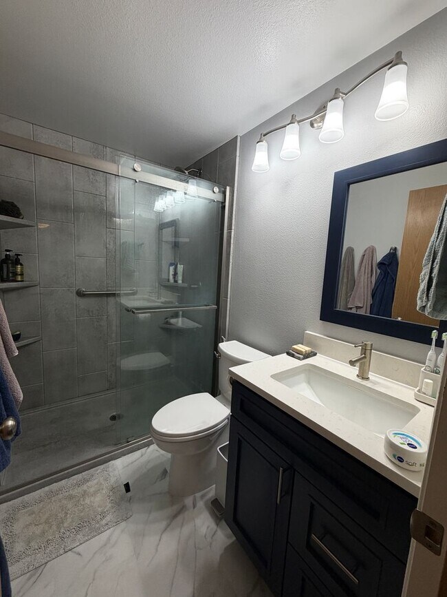 Building Photo - Modern 3 BD | 2.5 BA | 1,476 SF | 1-Car Garage | Solar Panels | Mountain View Community