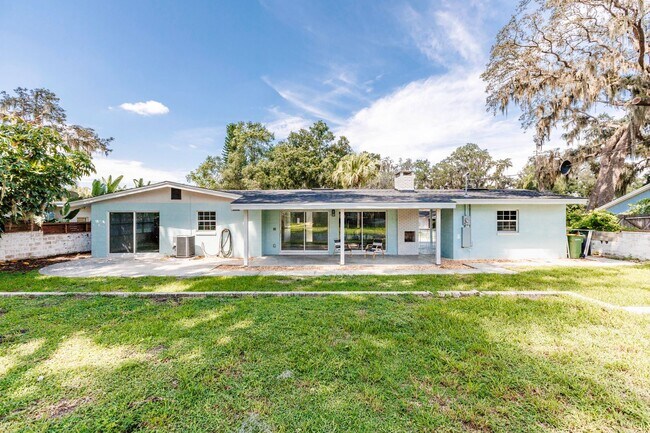 Building Photo - Completely Renovated 3/2 in Lake Conway Es...