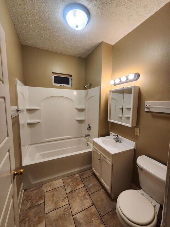 Building Photo - Three Bedroom Villa in Downtown Omaha!