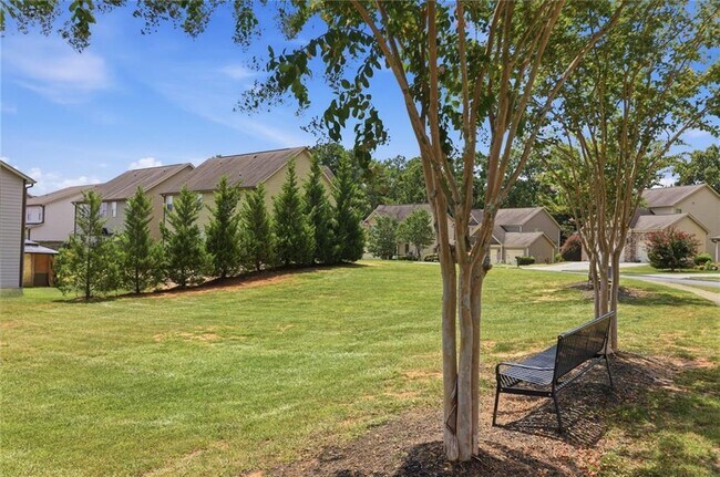 Building Photo - 906 Donington Cir SE