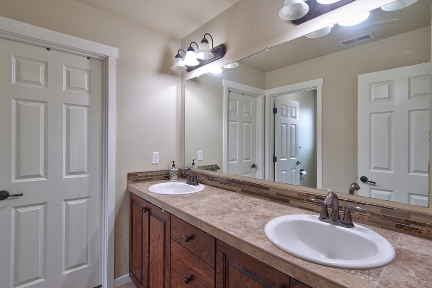 Building Photo - 17536 SW Parkway Ct