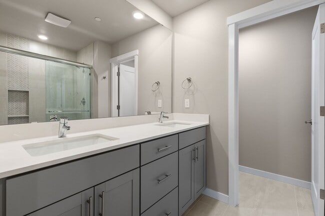 Building Photo - Modern 3 Bedroom Townhome with Designer Finishes in Lynnwood
