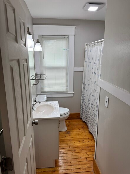 Bath - 122 Powell Ave