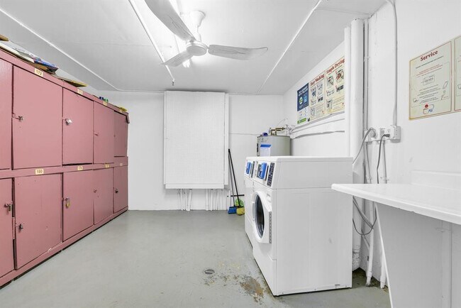 Building Photo - 138 Fanshaw D