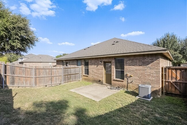 Building Photo - Available Now! Nice 3 Bedroom Townhouse lo...