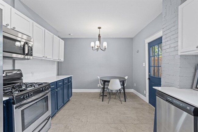 Building Photo - 301 S Edgefield Ave