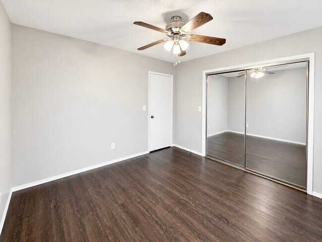 Building Photo - Charming 2 Bed / 1.5 Bath Townhome in Jenks – Great Location!