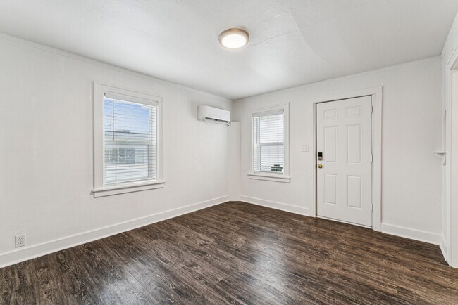 Building Photo - 907