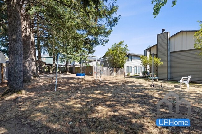 Building Photo - Welcome home to Fernhill Townhomes in Southeast Portland!