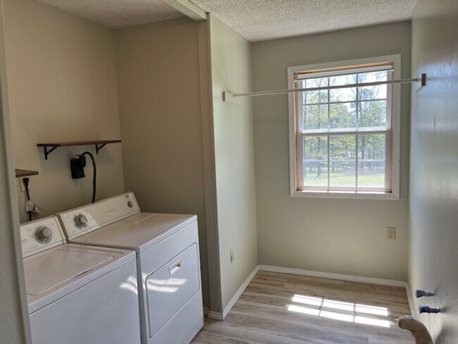 Building Photo - Come take a look at this 3-bedroom 2-bath home in Dover.