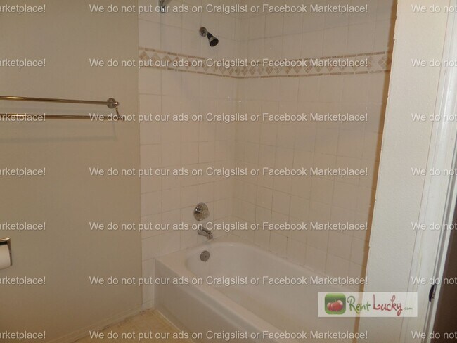 Building Photo - Super Cute and Private 2-Bedroom Condo w/2 Parking Spaces in Lake Forest Park!!