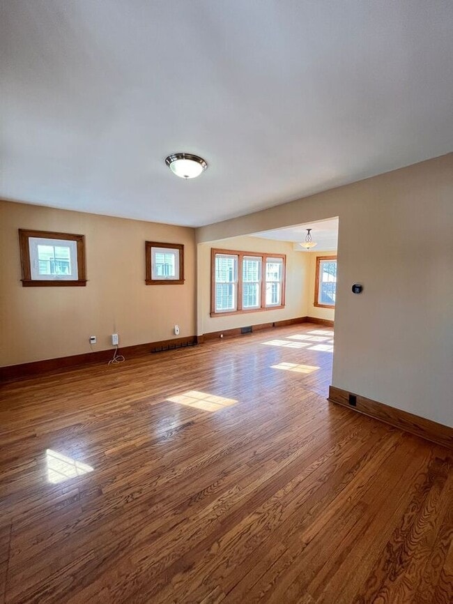 Building Photo - Charming 3-Bedroom Home in a Convenient an...