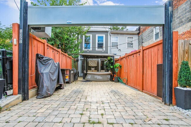Building Photo - 2 BED PLUS DEN!!! * Fully Furnished and Fa...