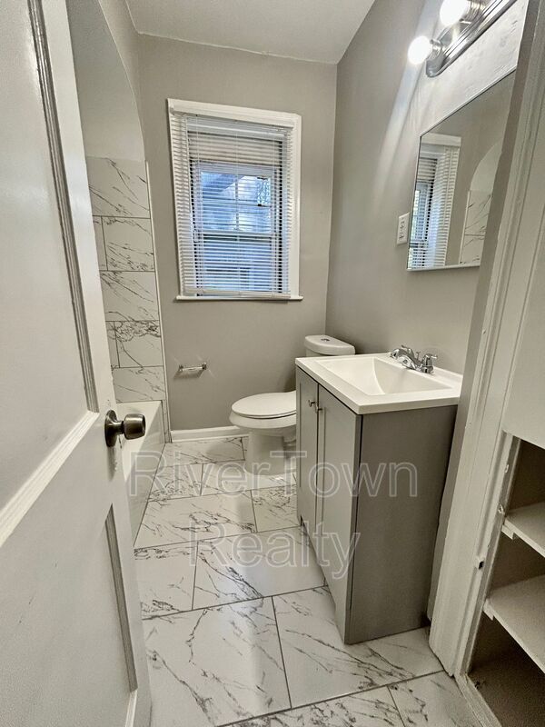 Building Photo - 2407 Larose Ave
