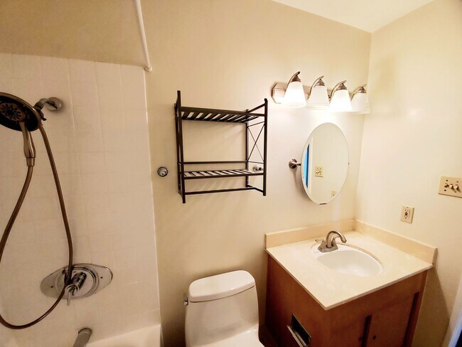 Building Photo - Spacious, sunny Woodlake Condo