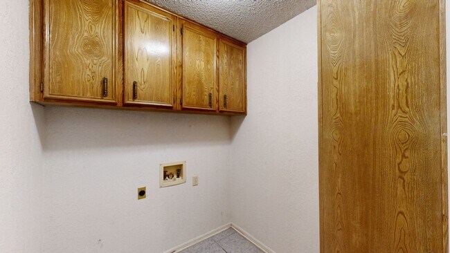 Building Photo - 1711 Redwood Dr
