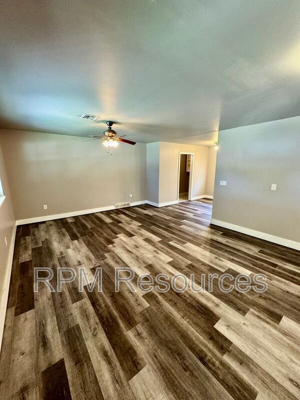 Building Photo - 2308 Elwood Dr