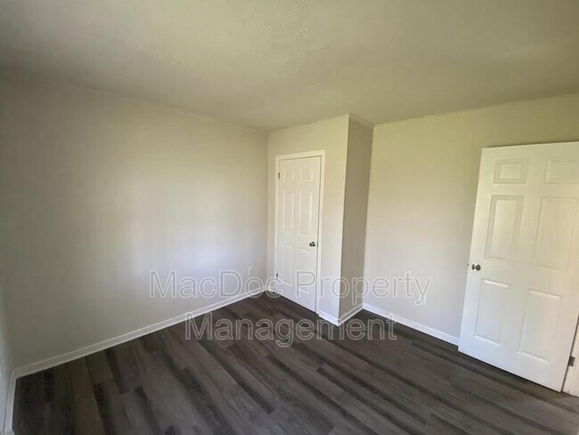 Building Photo - 114-116 Loch Lane Drive Apt 8