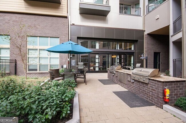 Building Photo - 245 E Trinity Pl