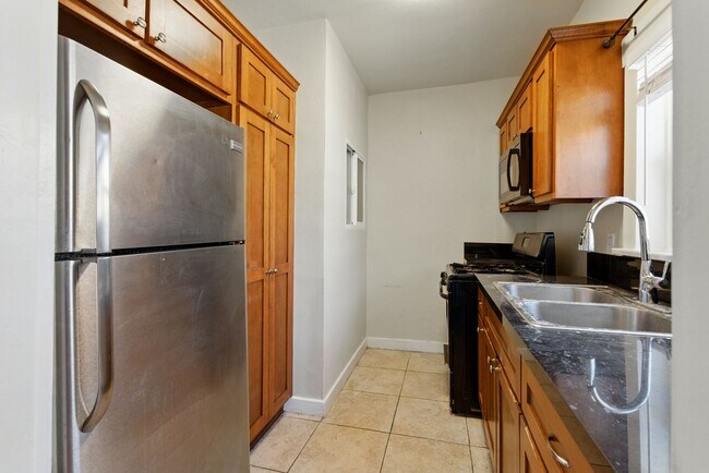 Building Photo - Remodeled Condo blocks form Beach & Downto...