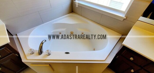 Building Photo - Gorgeous Updated Home in Blue Valley, South Overland Park-Available NOW!!