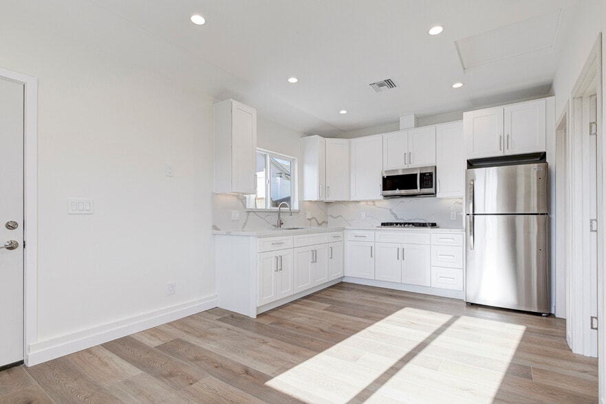 Building Photo - 10920 Nassau Ave