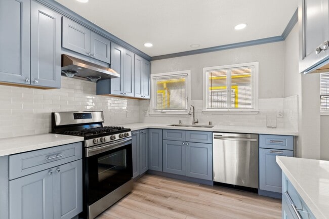 Building Photo - Remodeled 4-Bedroom House w/ Private Yard in Oakland