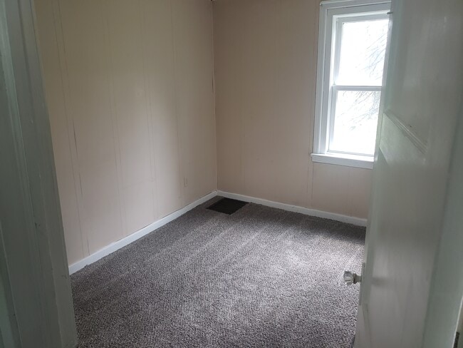 Building Photo - 247 Henricks Rd