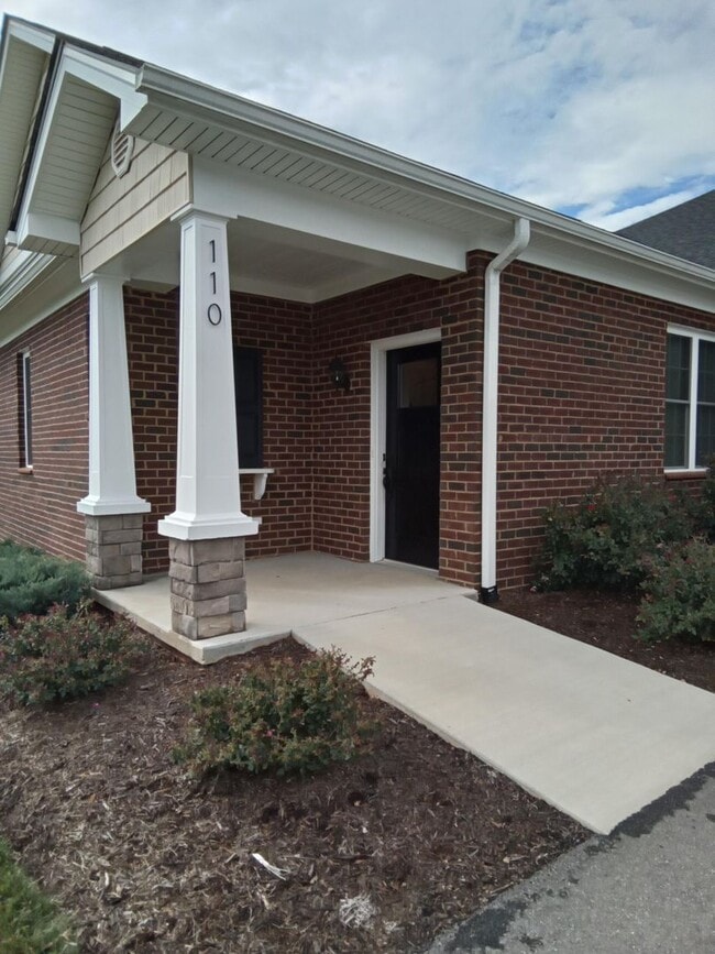 Building Photo - Patio Townhome Located 1 Block from Bedfor...