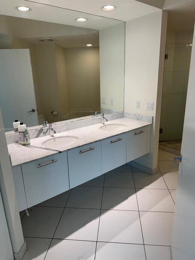 Building Photo - 500 Brickell Ave
