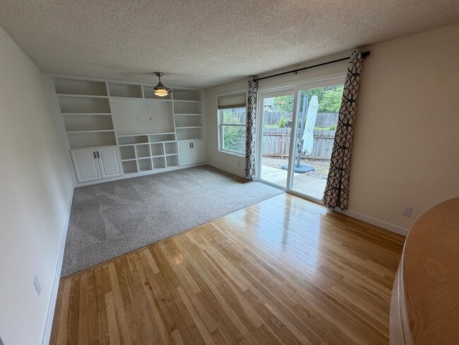 Building Photo - (969) Lance Way - 3 Bedroom / 2 Bath Home