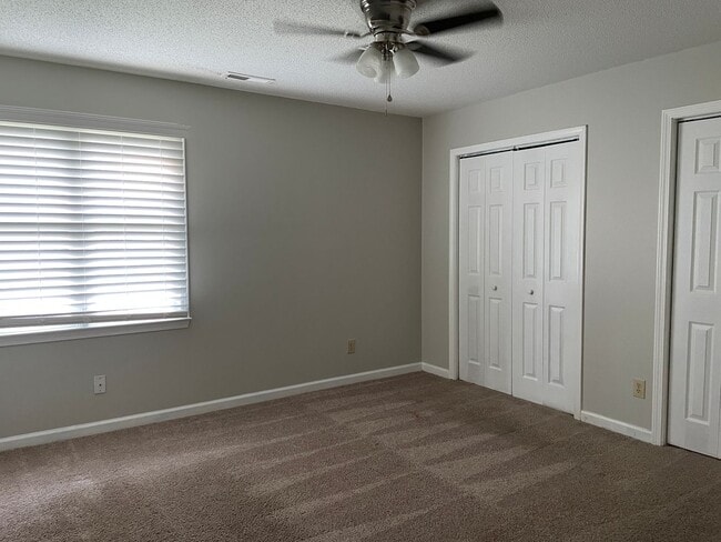 Building Photo - Charming 2 Bed, 2 Bath Triplex in Fayettev...
