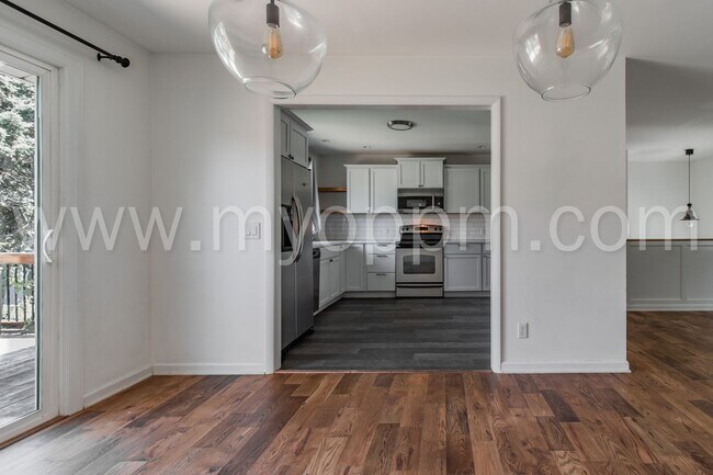 Building Photo - Stunning 3 Bedroom / 2.5 Bathroom | S. 48t...
