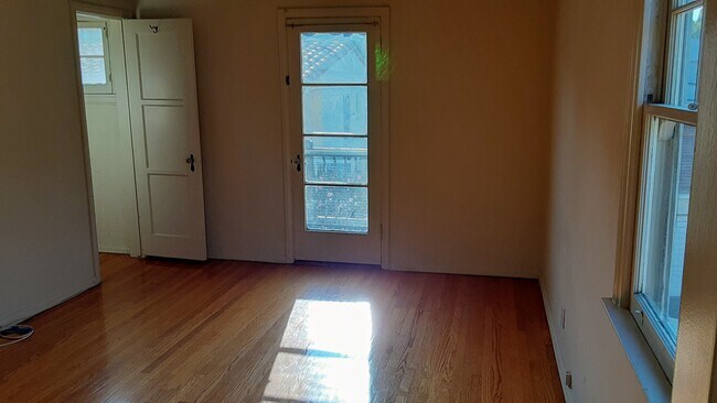 Bedroom- with balcony - 1633 Greenfield Ave
