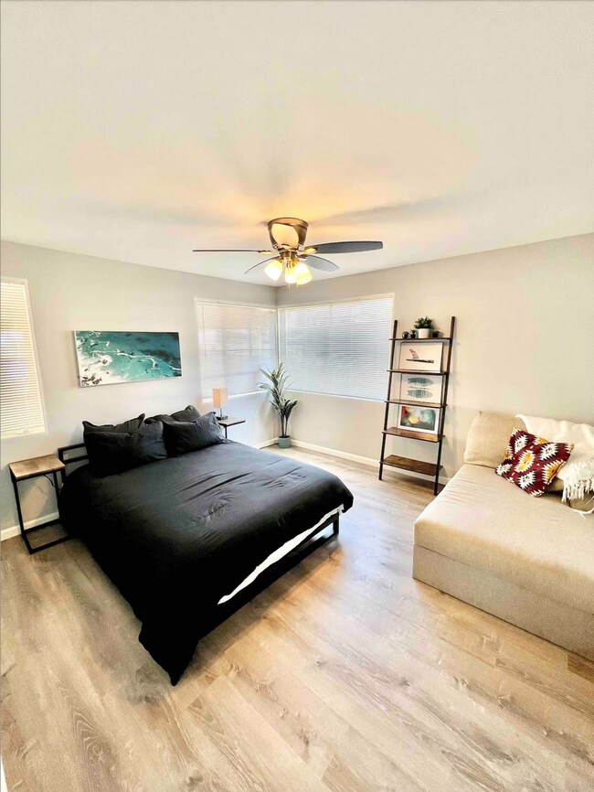 Building Photo - Fully Furnished 2BR Home with Huge Yard & ...