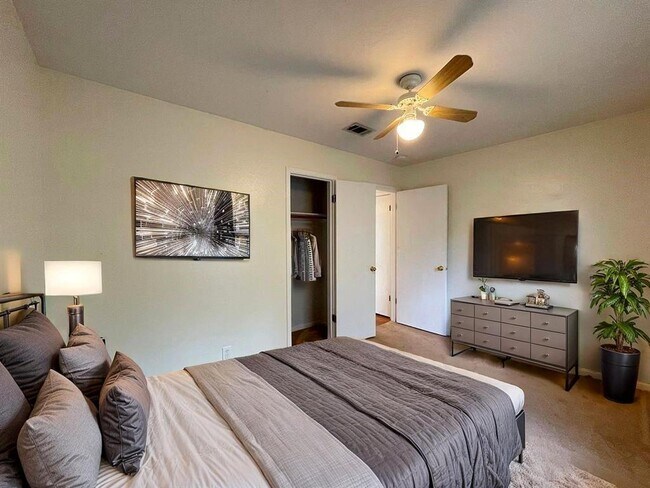 Building Photo - 205 Juniper Dr