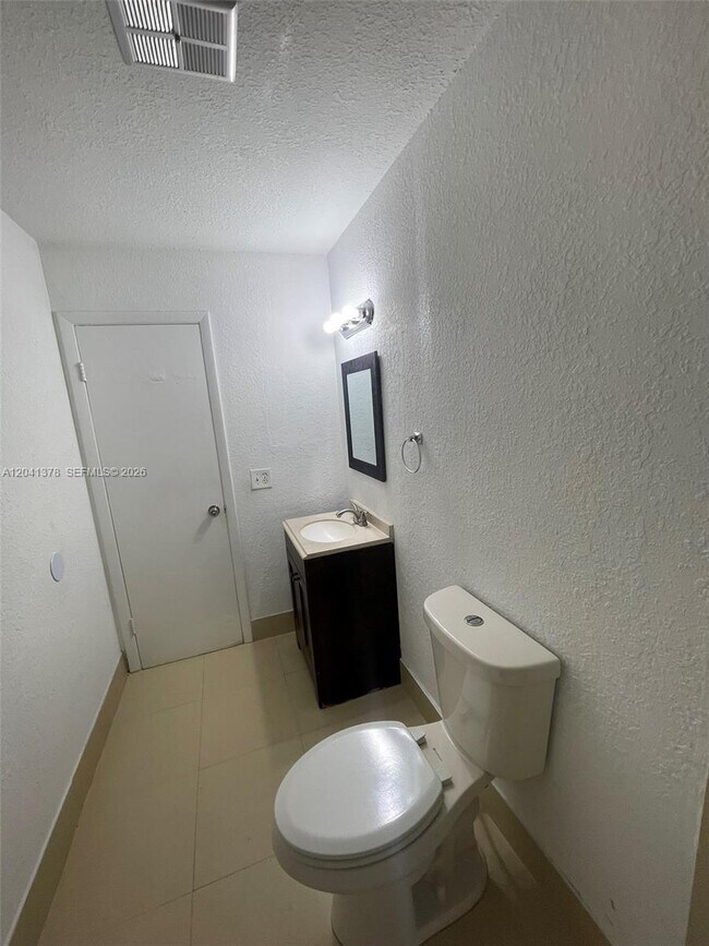 Building Photo - 2580 Coral Springs Dr