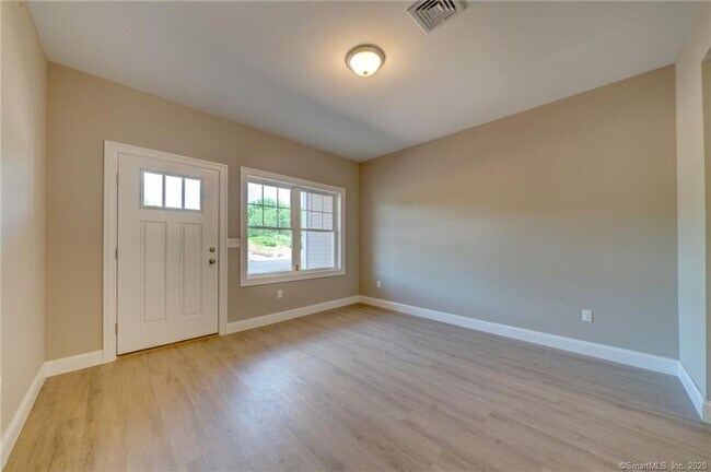Building Photo - 6 Bayberry Ln