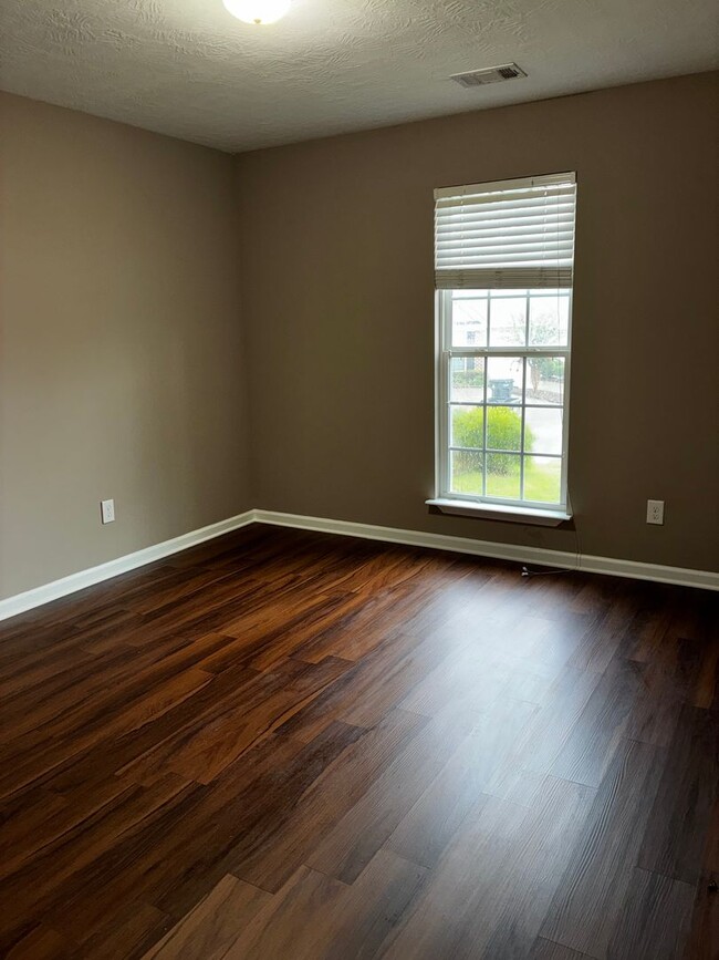 Building Photo - Elegant 3-Bedroom Townhouse with Modern Comforts.