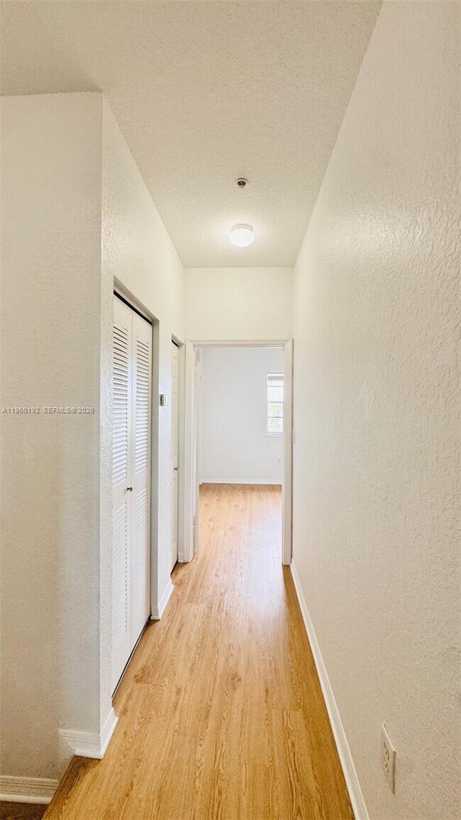 Building Photo - 5610 NW 114th Pl