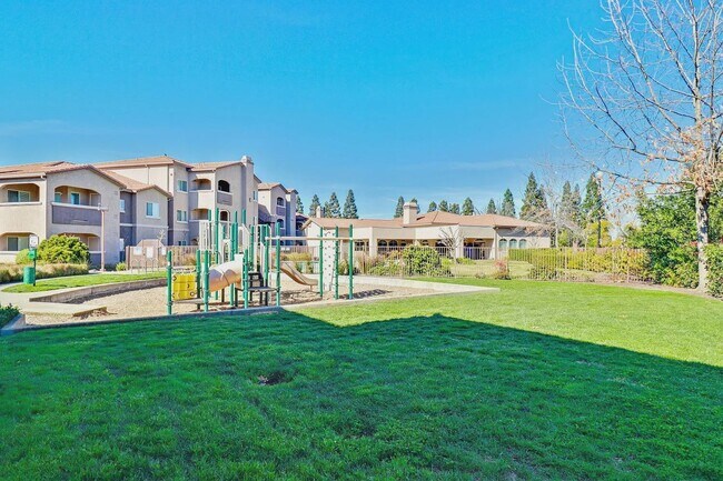 Building Photo - 10001 Woodcreek Oaks Blvd
