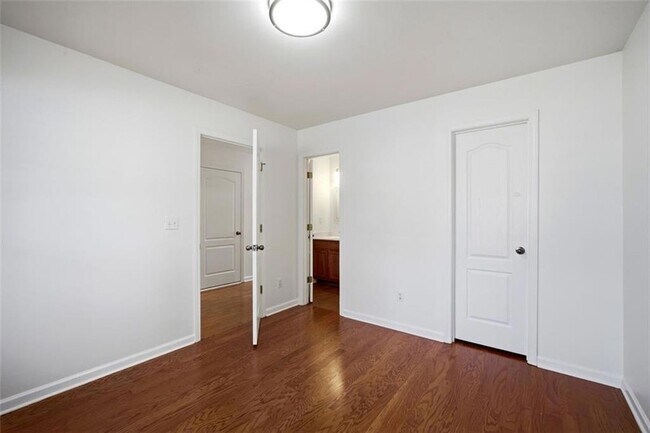 Building Photo - 6425 White Walnut Way
