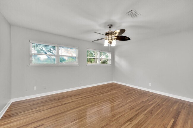 Building Photo - 20 Dogwood Ln