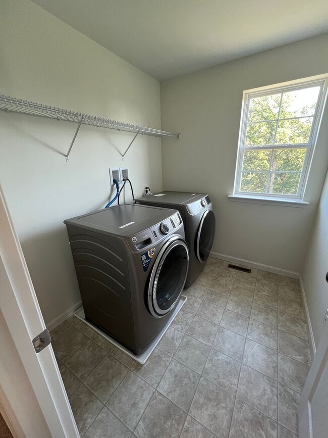 Building Photo - THREE BEDROOM TOWNHOME- PARKLAND SCHOOLS